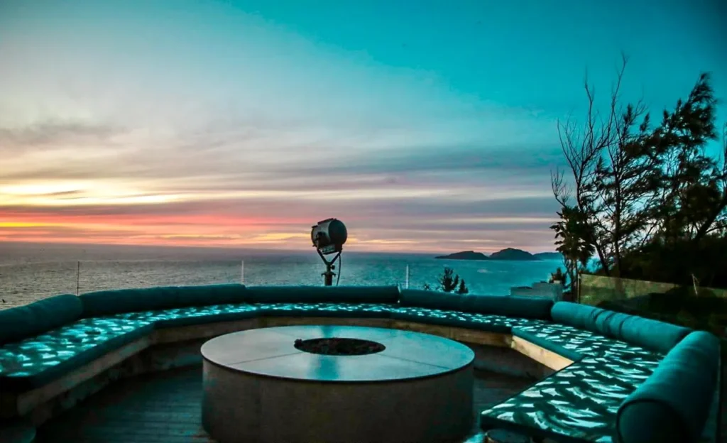 Disfruta de vistas impresionantes, mixología y aperitivos que conquistarán tu paladar.